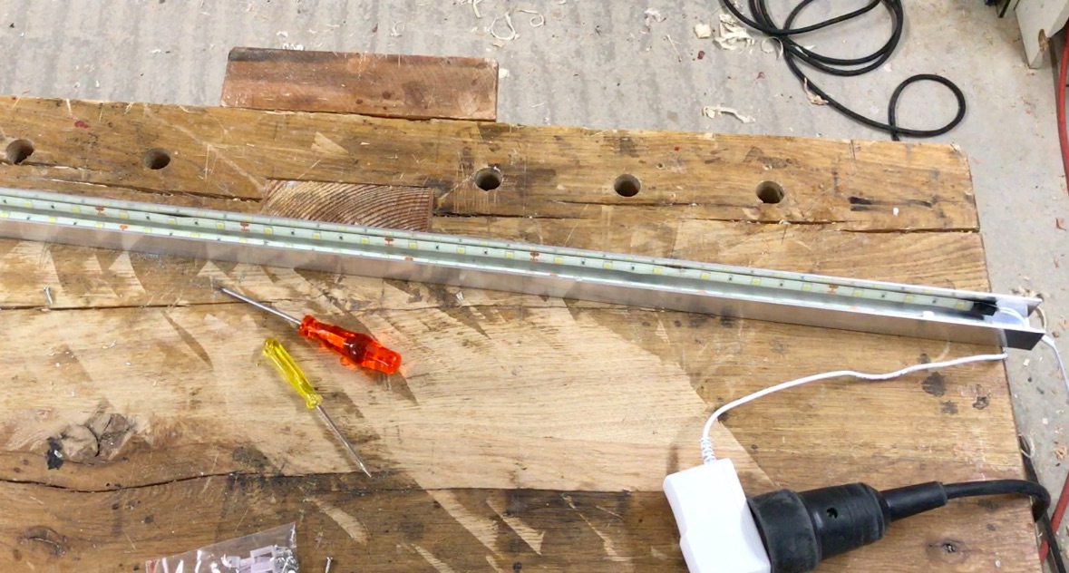 LED-Netzteil einbauen und Fehler finden: Flackern, Brummen, Ausfall