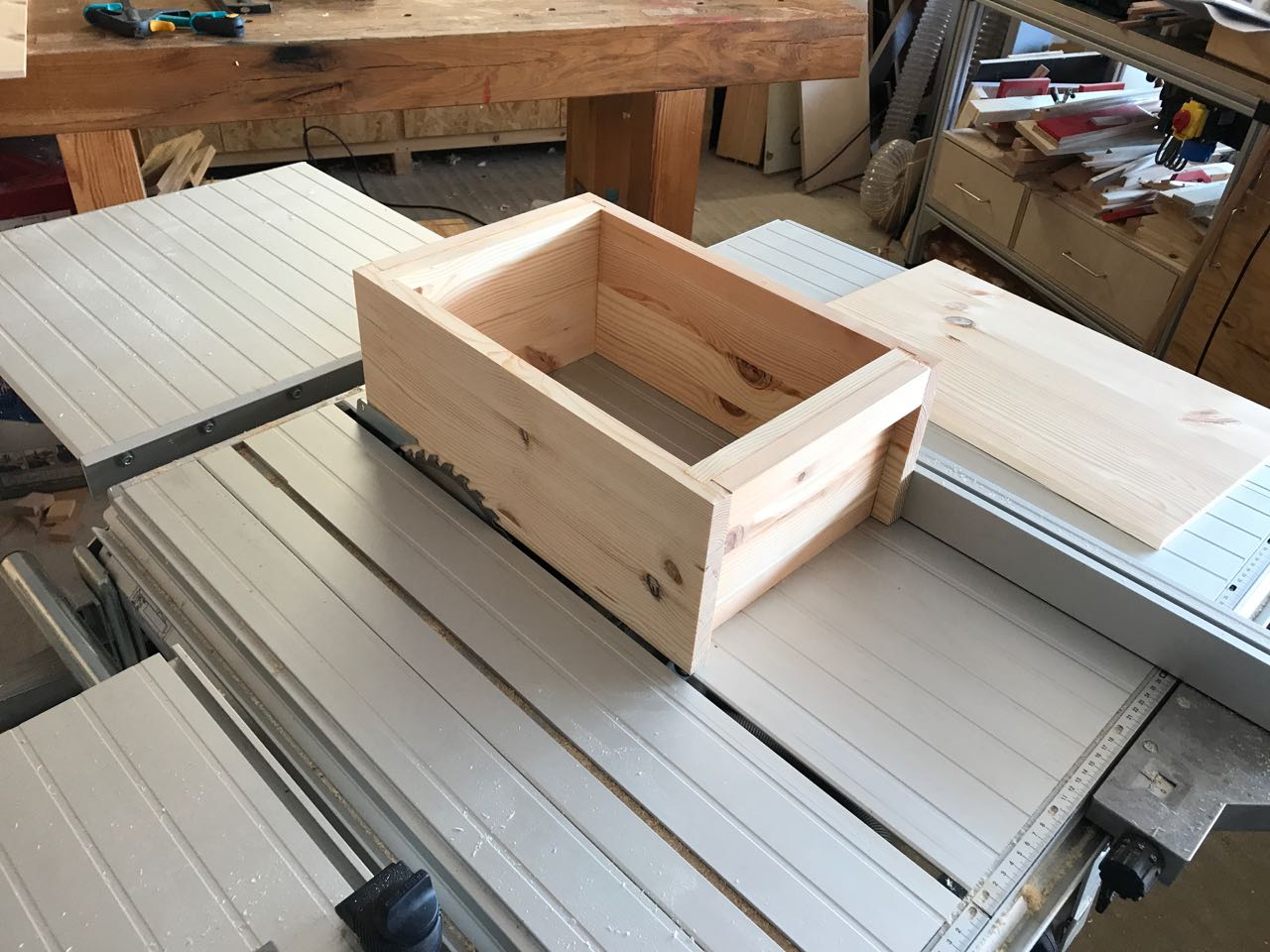 Japanische Werkzeugkiste aus Massivholz